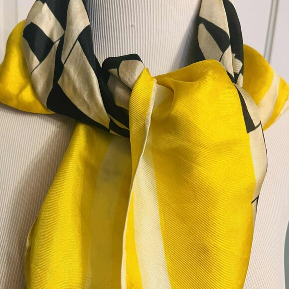 Vintage 100% Silk Geometric Scarf — Hand-Rolled Hem (70 × 70 cm) - Picture 6 of 8